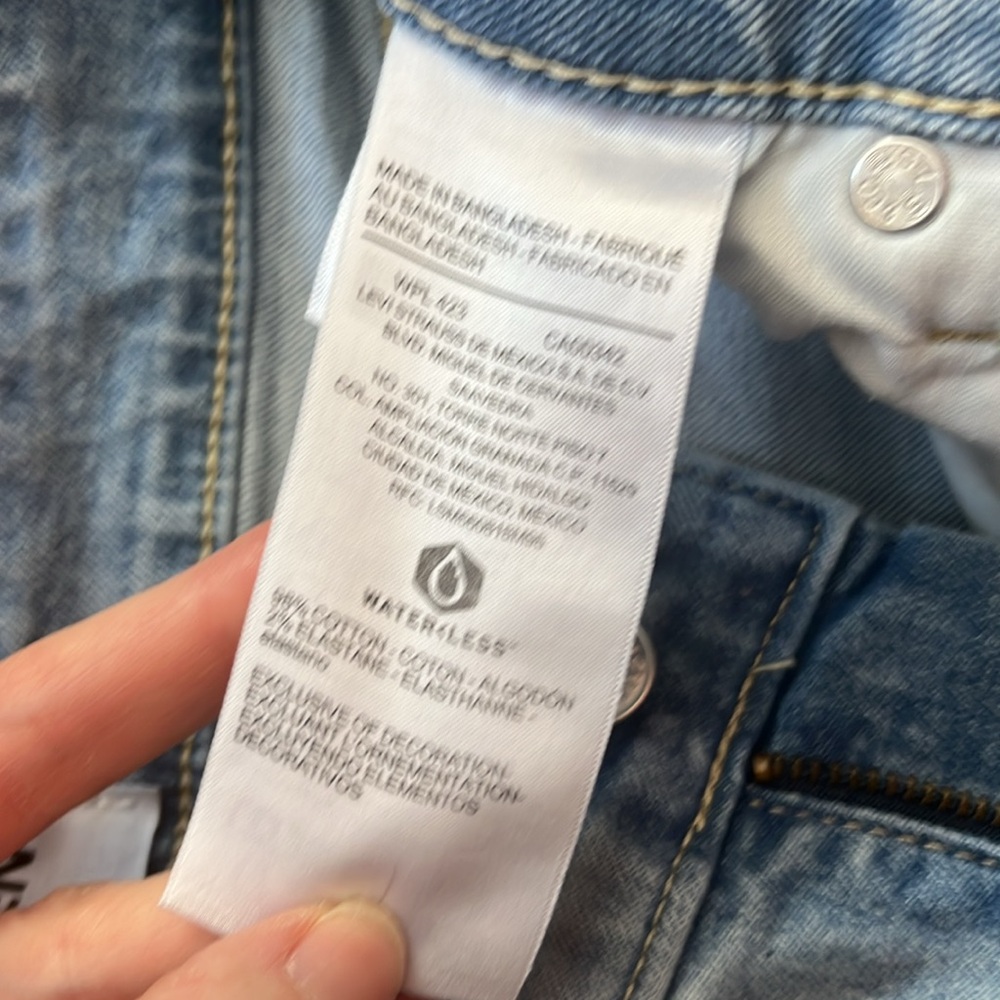 BNWOT light stone wash mid rise Levi’s shorts - Picture 7 of 16